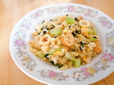 チンゲン菜とちくわと卵の炒飯